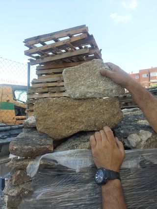 Mortero monocapa y piedras en fachadas