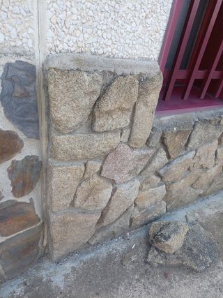 Mortero monocapa y piedras en fachadas
