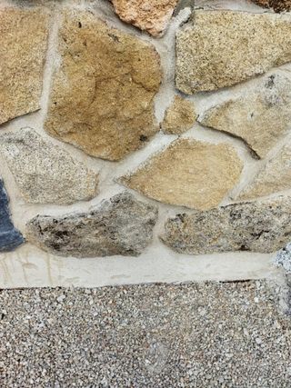 Mortero monocapa y piedras en fachadas