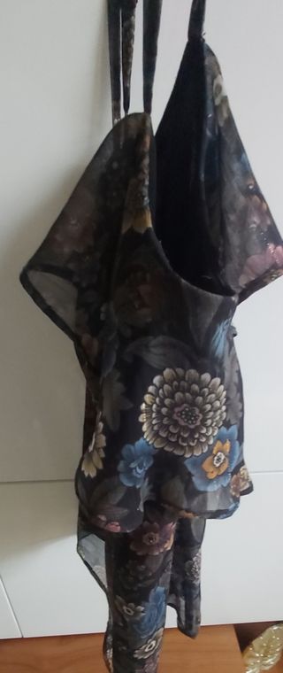 E051-Top con volante negro y estampado