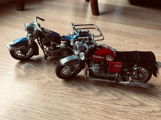 Due modelli di moto in miniatura