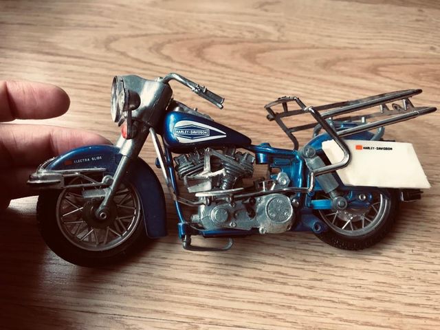 Due modelli di moto in miniatura