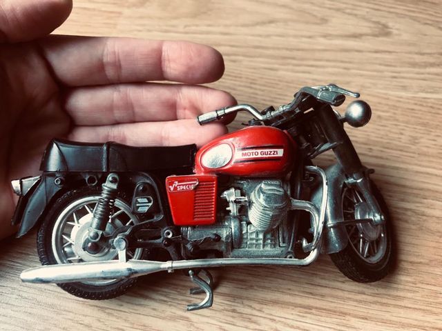 Due modelli di moto in miniatura