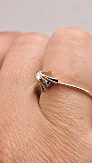 Anillo Oro Blanco 18K  Solitario con Diamante 