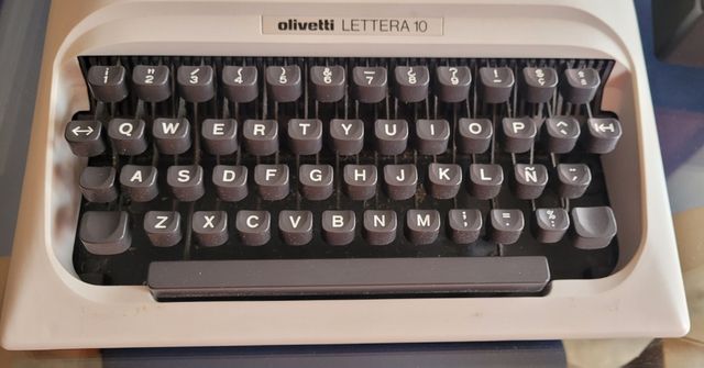 Máquina de escribir Olivetti Lettera 10