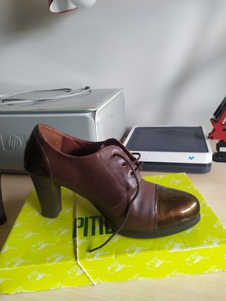 Zapatos abotinados de piel.