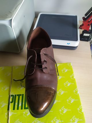 Zapatos abotinados de piel.