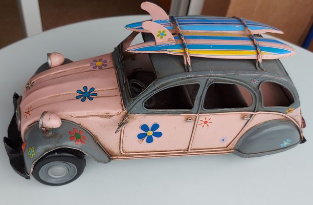 Coche vintage surfero color rosa