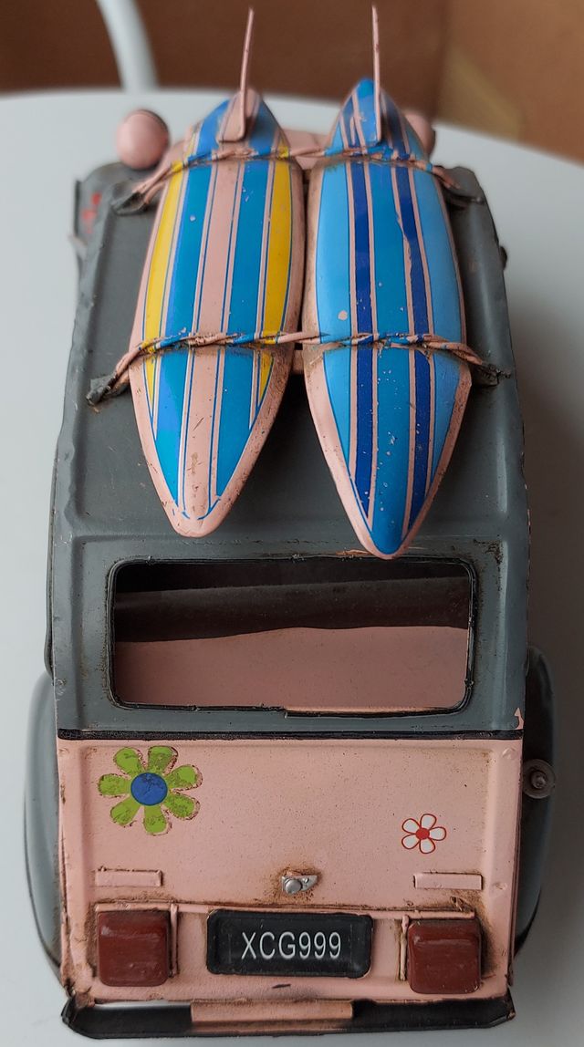 Coche vintage surfero color rosa