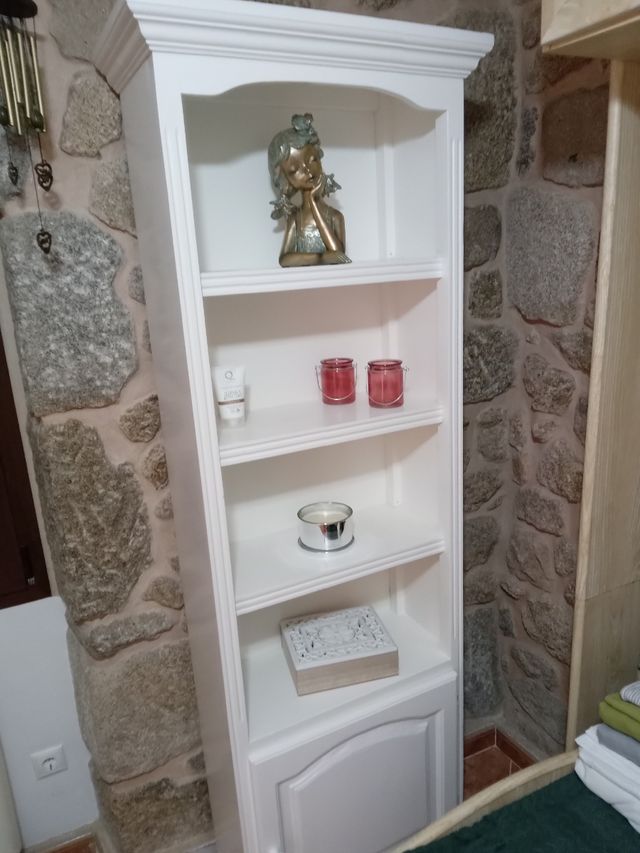 Columna blanca madera antigua