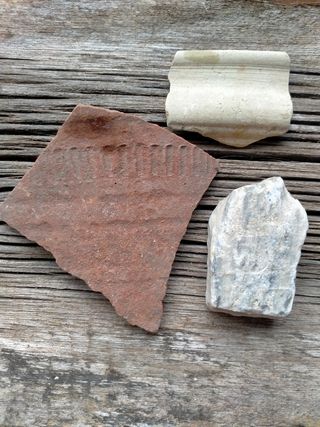 LOTE FRAGMS CERAMICA Y MARMOL ROMANO