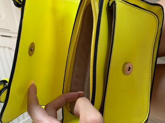 bolso amarillo