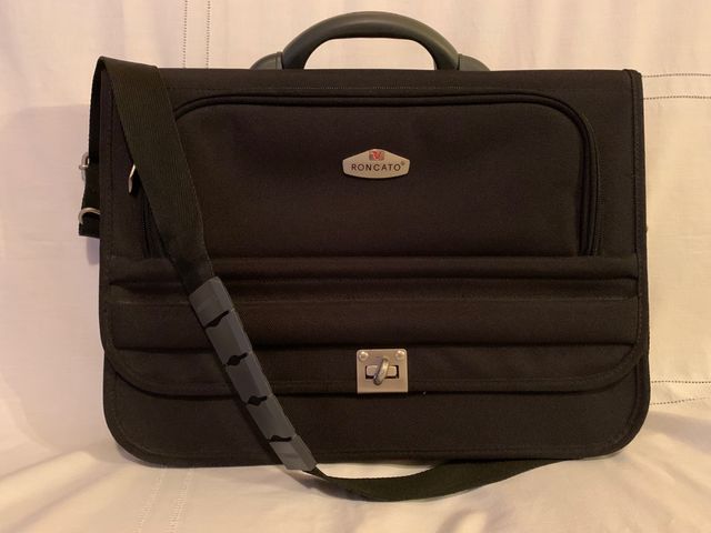 Valigetta porta documenti in tessuto nero.