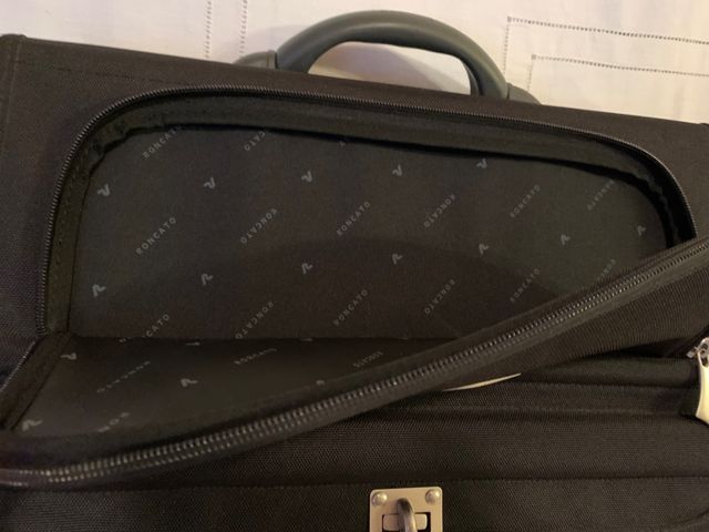 Valigetta porta documenti in tessuto nero.