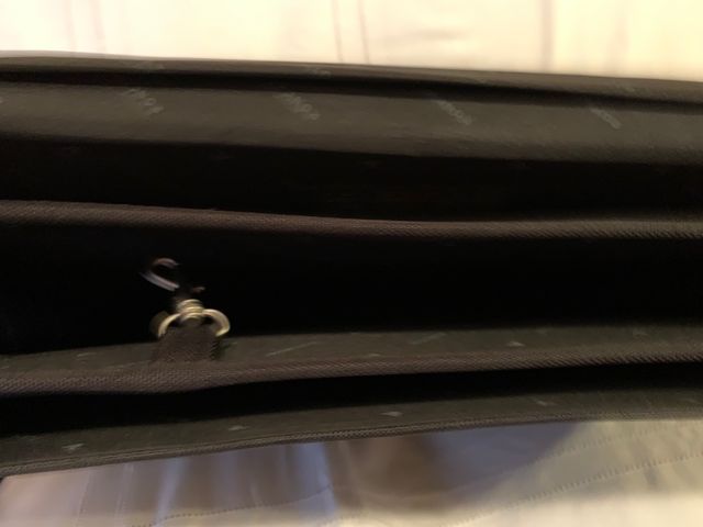 Valigetta porta documenti in tessuto nero.