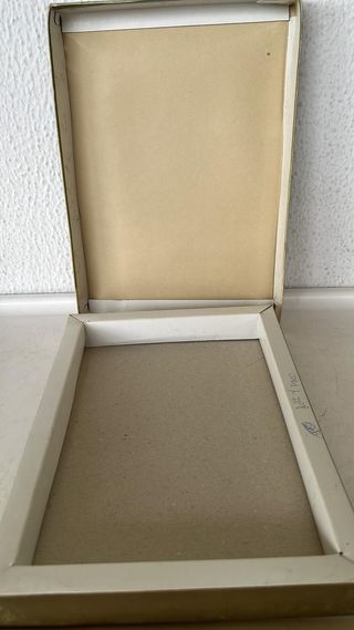 ANTIGUA CAJA CARTÓN CHOCOLATES HUESO