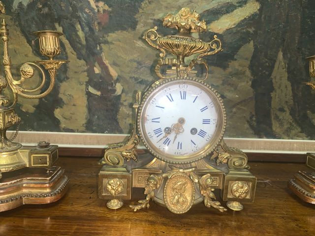 Conjunto de Reloj y Candelabros de bronce