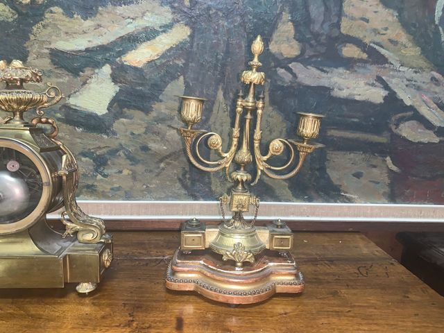Conjunto de Reloj y Candelabros de bronce