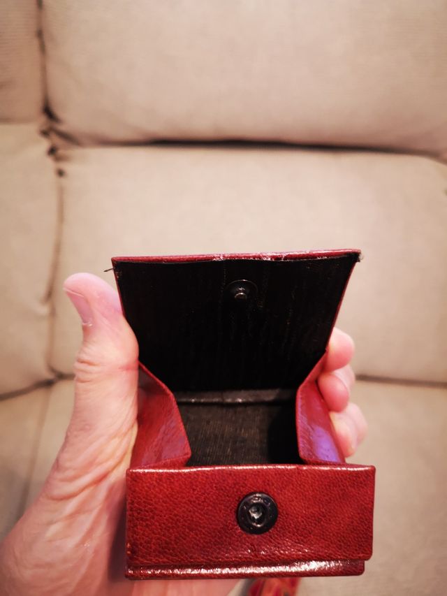 Cartera, monedero estuche. Cuero repujado, colores