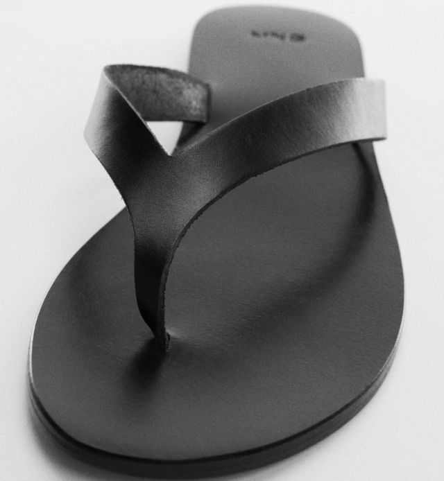 Sandálias em pele preta.