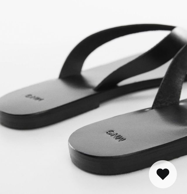 Sandálias em pele preta.