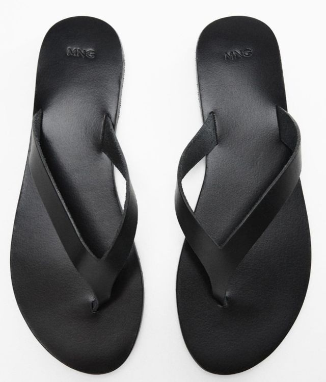 Sandálias em pele preta.