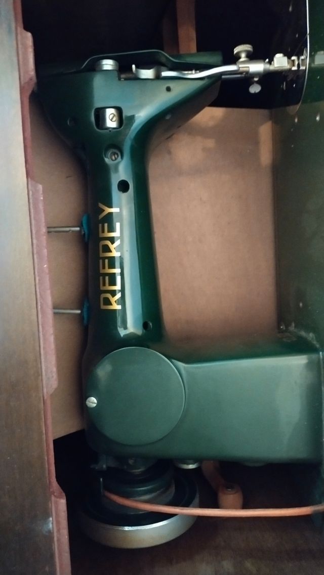 Maquina de coser con mueble y para mover