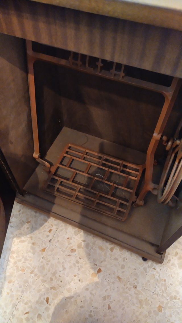 Maquina de coser con mueble y para mover