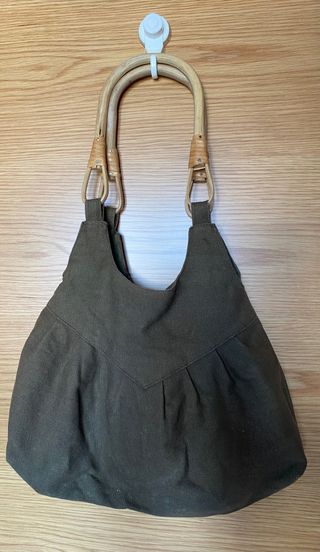 Bolso de mano verde con bordados y conchas