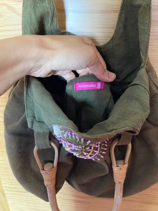 Bolso de mano verde con bordados y conchas