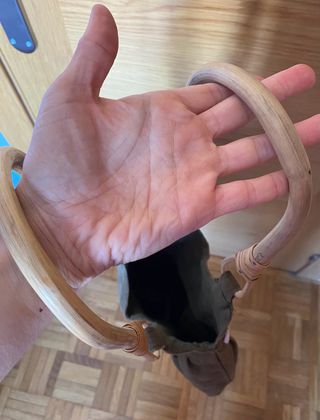 Bolso de mano verde con bordados y conchas