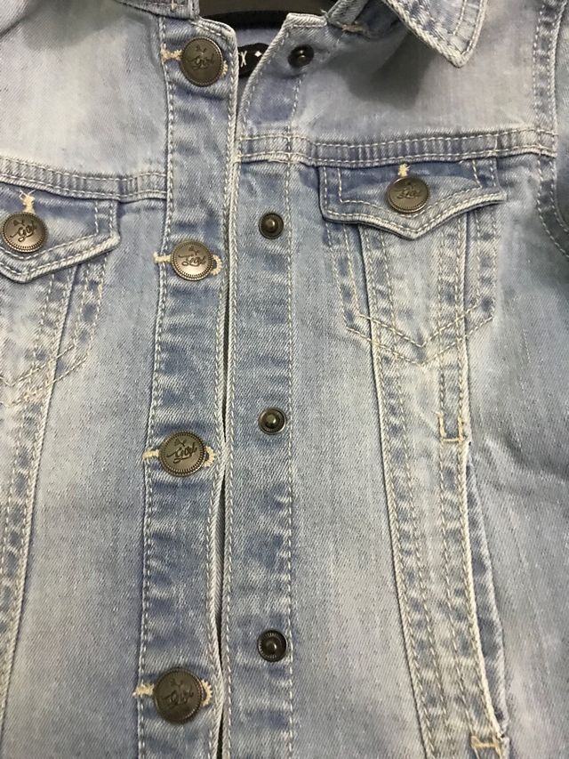 Cazadora vaquera cuatro a cinco años.