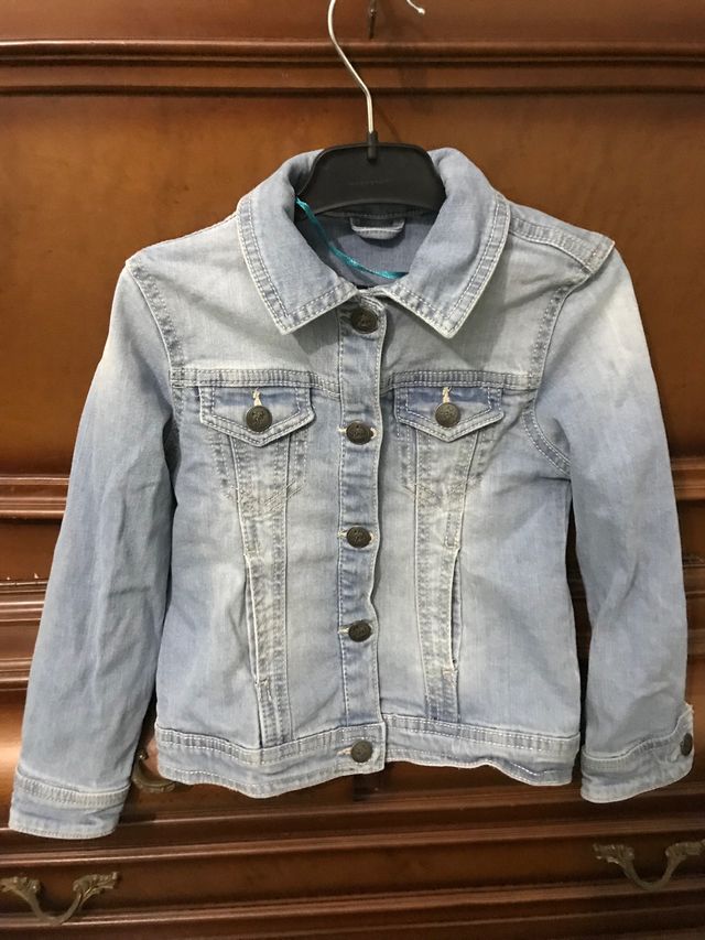 Cazadora vaquera cuatro a cinco años.