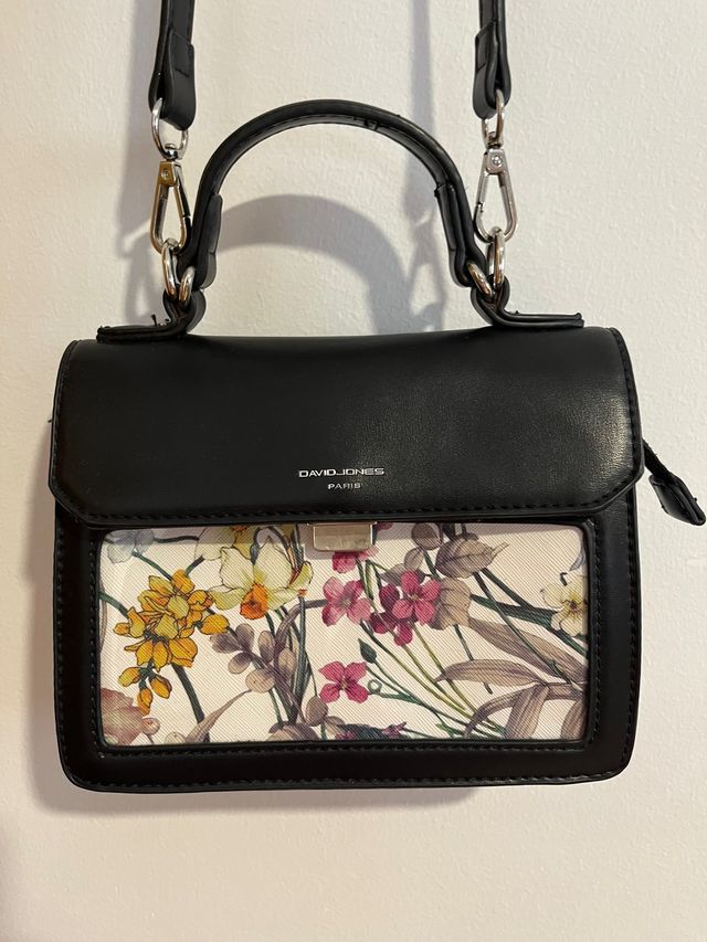 Bolso negro con flores David Jones