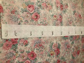 Cortina con motivos florales.