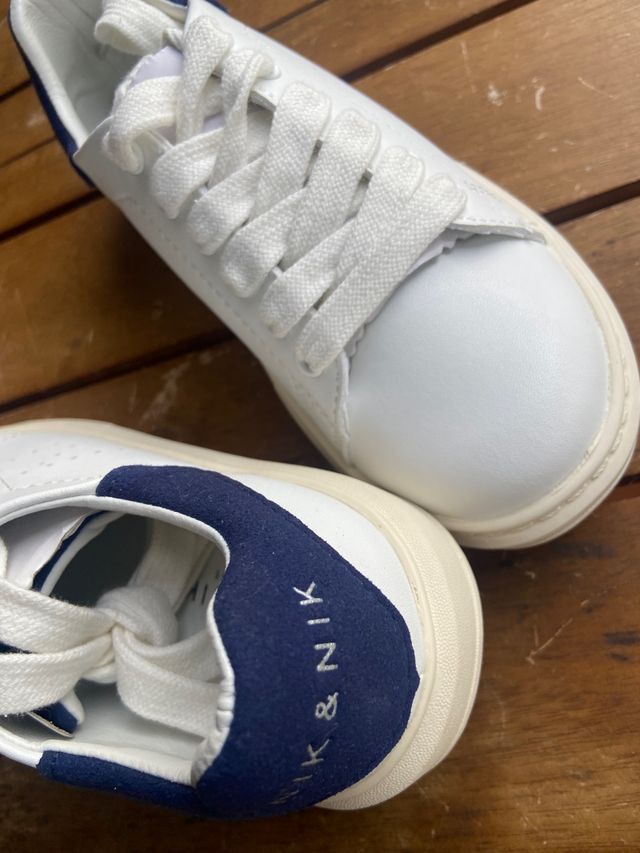 zapatillas blancas hileras