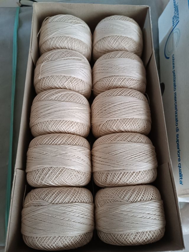 Gomitoli di cotone perlato bianco ed ecru'