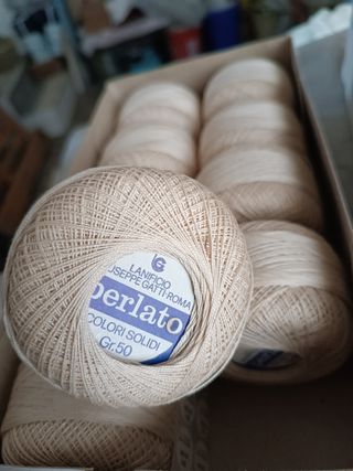 Gomitoli di cotone perlato bianco ed ecru'