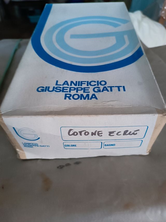 Gomitoli di cotone perlato bianco ed ecru'