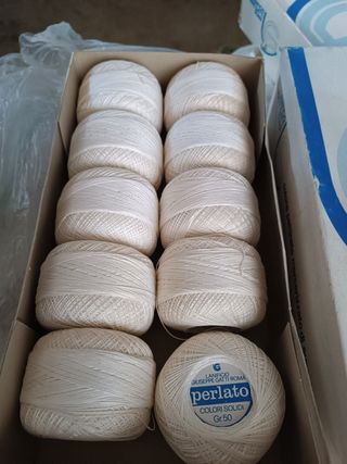 Gomitoli di cotone perlato bianco ed ecru'