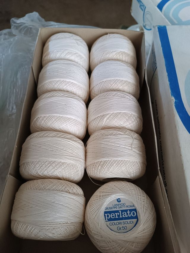 Gomitoli di cotone perlato bianco ed ecru'