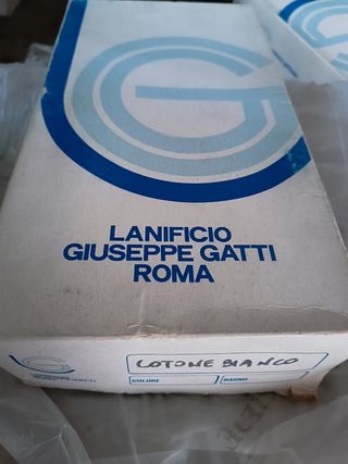 Gomitoli di cotone perlato bianco ed ecru'