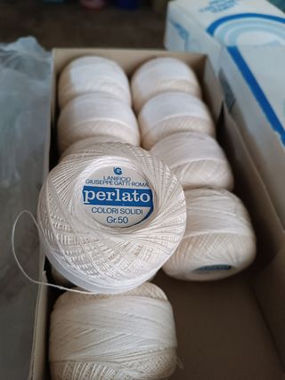 Gomitoli di cotone perlato bianco ed ecru'