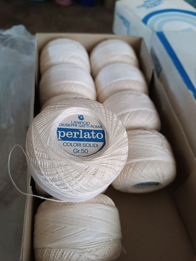 Gomitoli di cotone perlato bianco ed ecru'