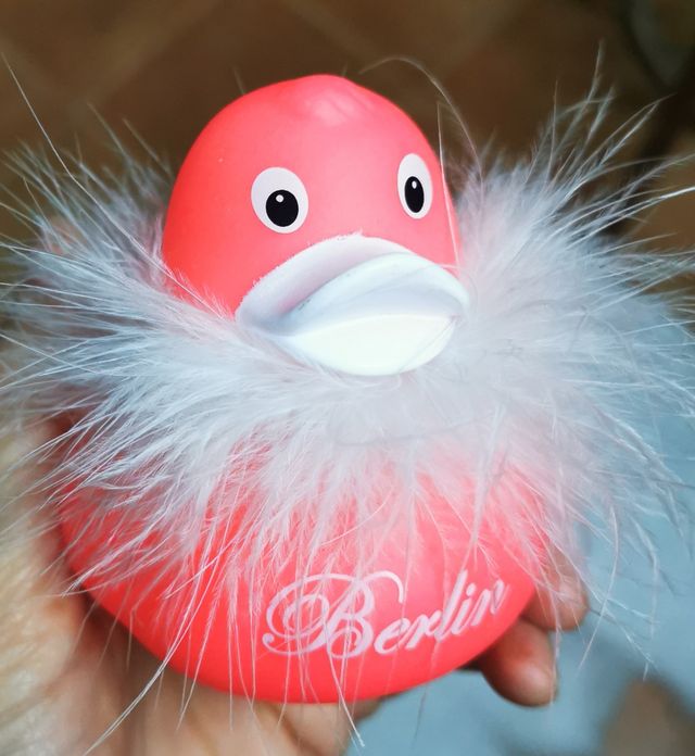 Pato de goma Berlín con boa de plumas
