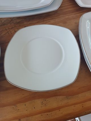 Vajilla con borde de plata DELACASA