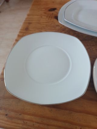 Vajilla con borde de plata DELACASA