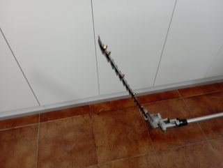 Cortasetos de altura con mango largo eléctrico