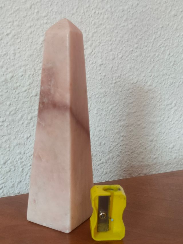 Obelisco de cuarzo rosa