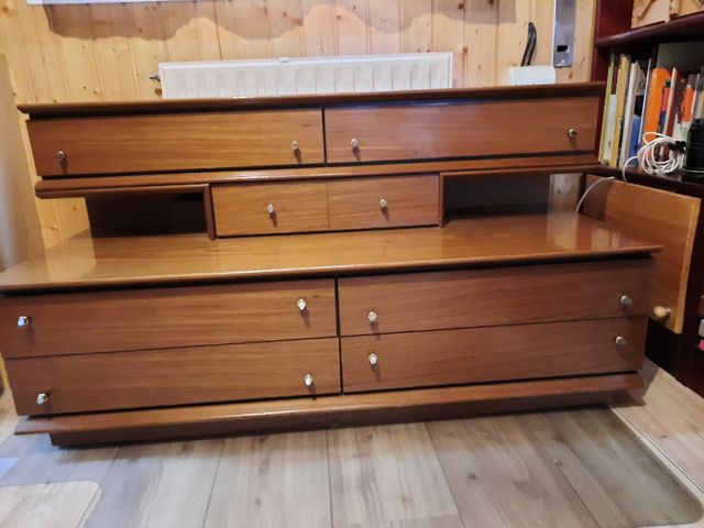 Cómoda, mesillas y espejo